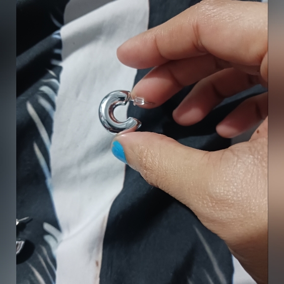 Women Silver Fashion Super mini Hoop Earrings - Picture 7 of 8